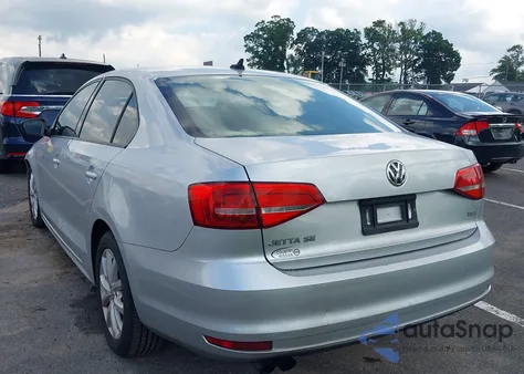 2015 Volkswagen Jetta 1.8T Se z USA, uszkodzony, nr VIN 3VWD17AJ4FM413010